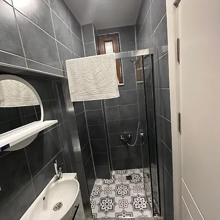 Red 8 Apartment