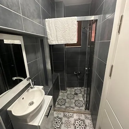 Red 8 Apartment *